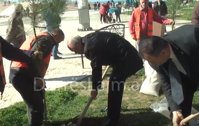 Durrës, mbillen 120 pisha kripore në shëtitoren &#8220;Taulantia&#8221; (VIDEO)