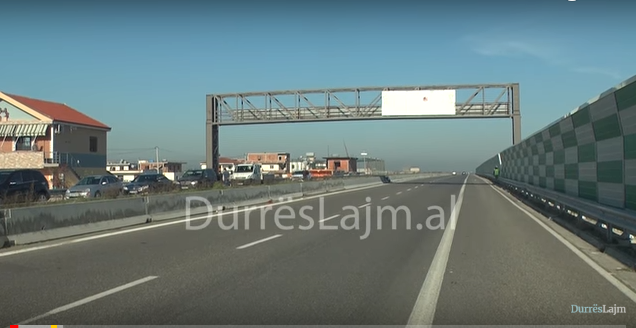 Çudia në Durrës. Banorët vazhdojnë ta kalojnë rrugën me metodën e vjetër (VIDEO)