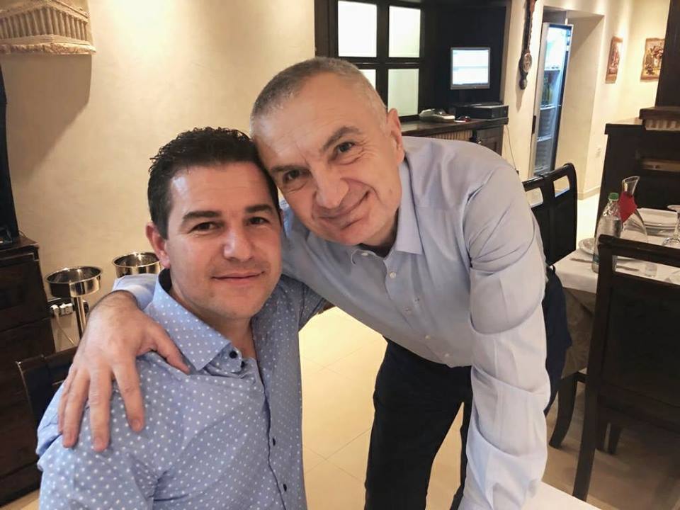 FOTO/ Rrobaqepësi ‘duarartë’ që vesh presidentin Meta