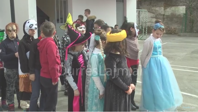 Vogëlushët e shkollës “Mihal Ekonomi” surprizojnë me festën e maskave (VIDEO)