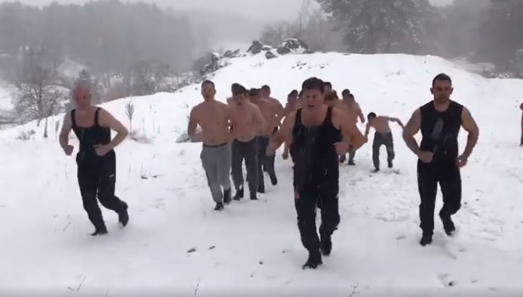 Sfida e të rinjve nga Durrësi, të zhveshur në të ftohtin e acartë (VIDEO+FOTO)