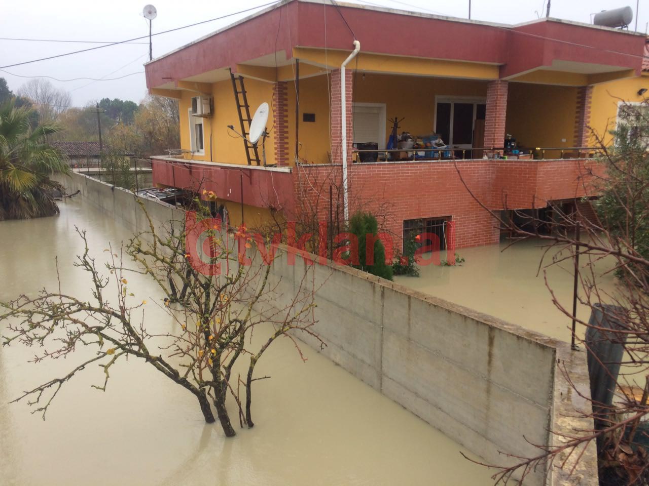 Përmbyten dhjetëra shtëpi në Shijak (FOTO)