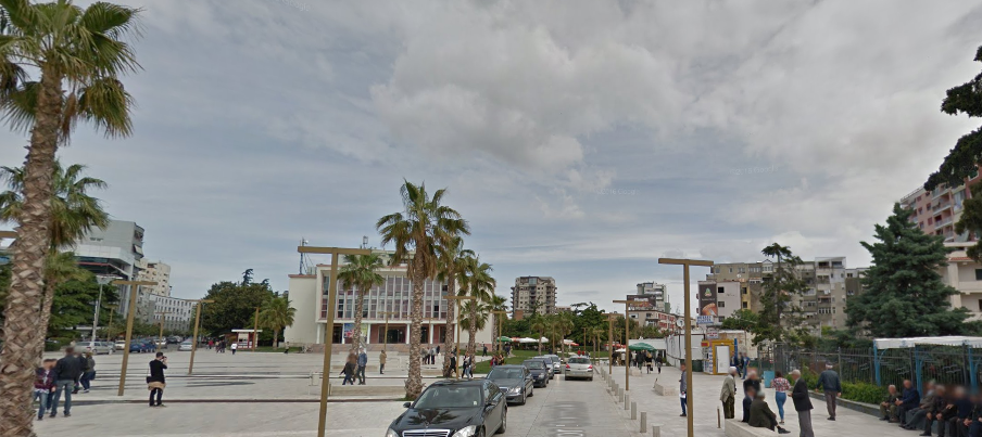 Vidhet me thyerje kioska në qendër të Durrësit