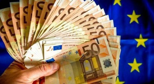 Shqiptari gjen 7 mijë euro në rrugë, gjesti i tij përshëndetet nga të gjithë!