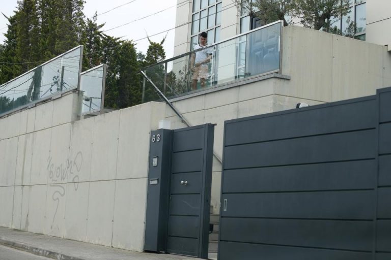 Po darkonte më familjen, Coutinhos i hyjnë hajdutët në shtëpi