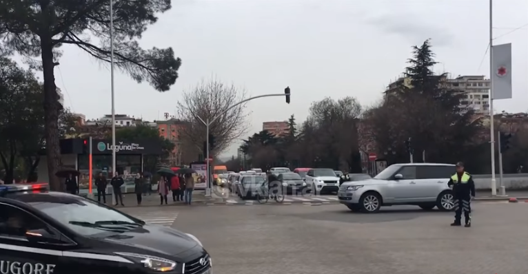 Polici rrugor lë ambulancën në trafik, për t&#8217;i hapur rrugë delegacionit!