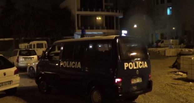 Durrës, qëllon me armë në ajër, i riu shpallet në kërkim nga policia