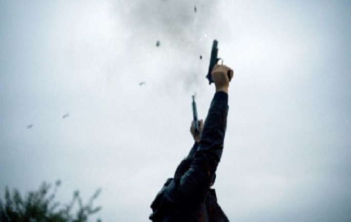 Terrorizuan banorët duke qëlluar me armë në ajër, në pranga 3 të rinj