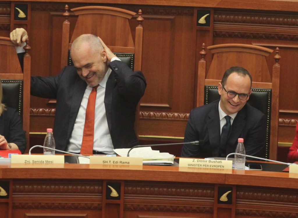 Edi Rama qesh dhe kruan kokën kur flet Basha në parlament (FOTO)