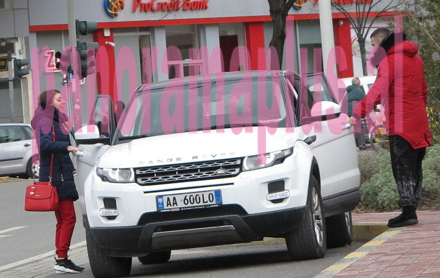 Me “Range” luksoz në Tiranë, deputetja filmohet me partnerin e saj (FOTO)