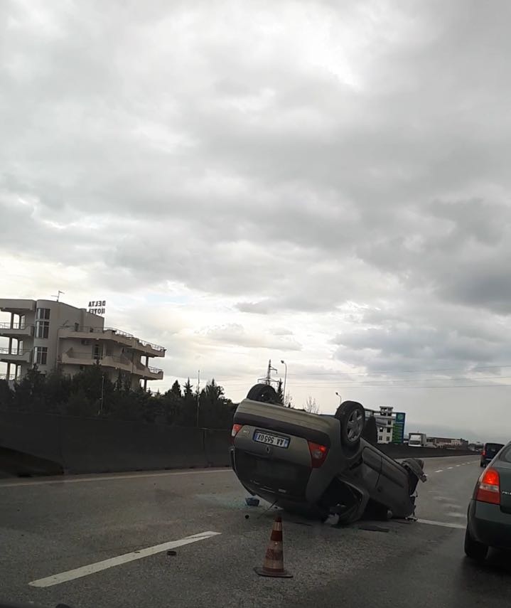 Pas “ BMW X5”-s, përmbyset një tjetër makinë në autostradën Tiranë-Durrës (FOTO)