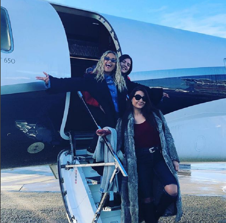 Rita Ora mbërrin në Prishtinë