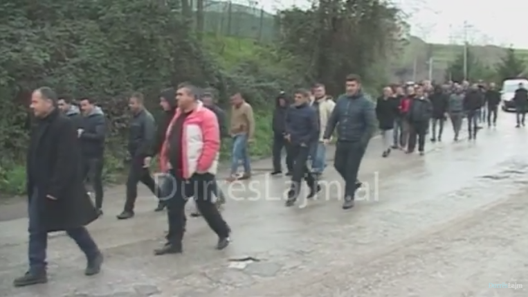 Durrës, banorët të indinjuar për rrugën: Nëse nuk ndërhyhet do të bllokojmë autostradën (FOTO &#038; VIDEO)