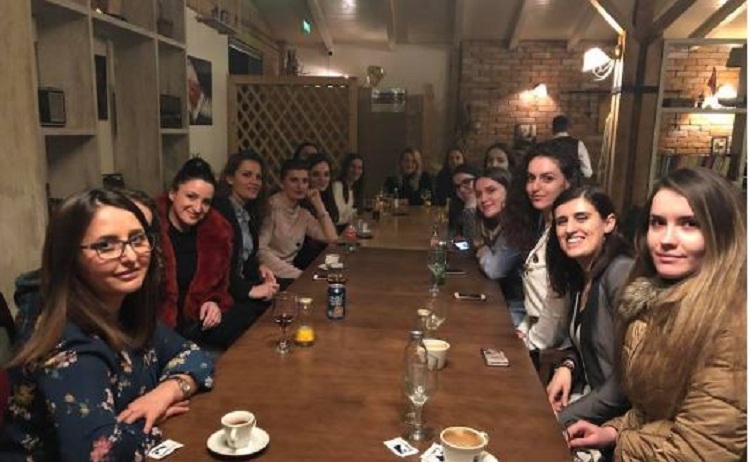 16 Saranda në një tavolinë (FOTO)