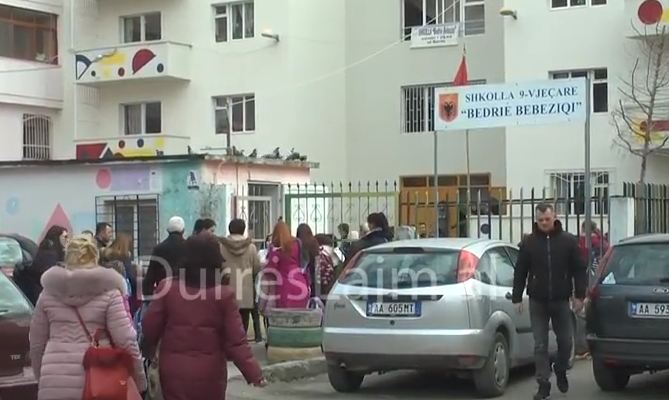 Orët &#8217;90 në shkollë, flasin nxënësit dhe prindërit në Durrës (VIDEO)