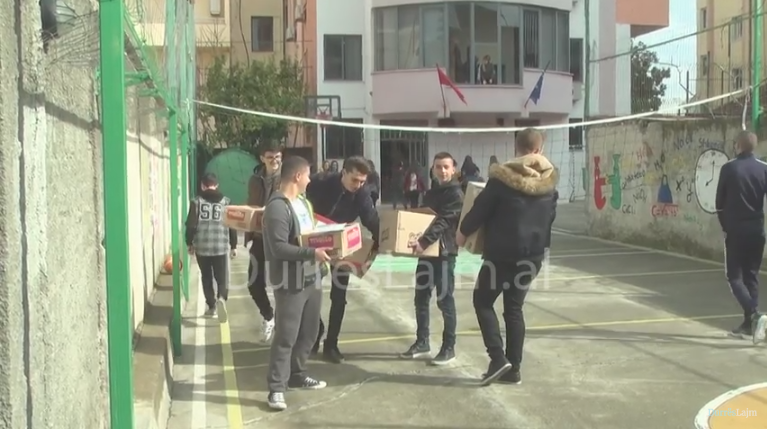 Nxënësit e shkollës &#8220;Mihal Ekonomi&#8221; mbledhin ndihma për Shtëpinë e Foshnjes në Durrës (VIDEO)