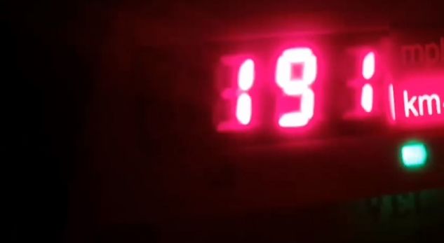 Me shpejtësi të çmendur në autostradën Tiranë – Durrës, e pëson keq… (VIDEO)