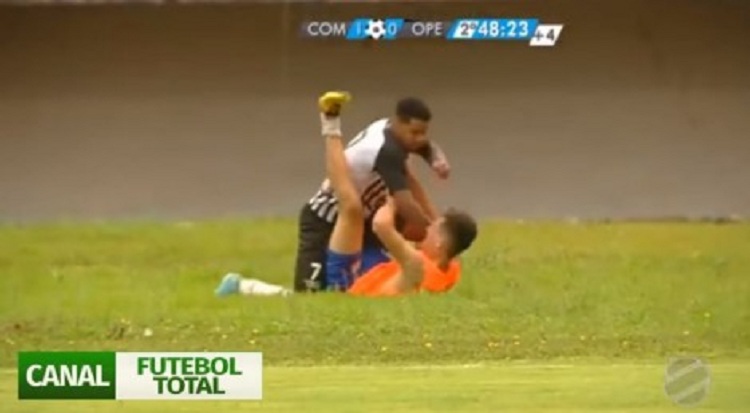 Skuadra i pësoi gol, futbollisti mbyt në grushte kapësin e topave (VIDEO)