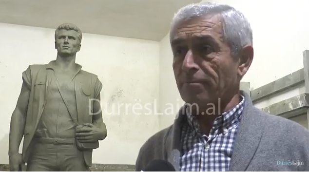 Skulptori Idriz Balani përfundon shtatoren e dëshmorit kosovar Ismet Asllani (VIDEO)