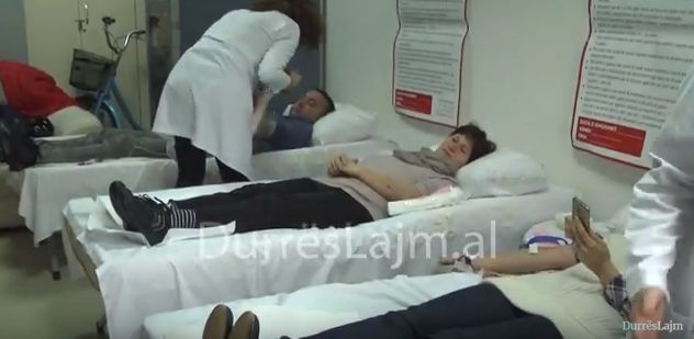 Stafi i Ujësjellësit të Durrësit dhuron gjak për fëmijët talasemikë (VIDEO)