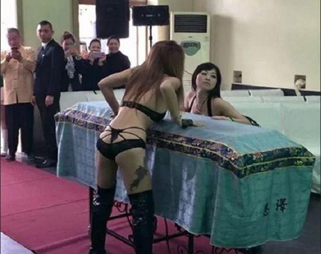 Striptiste në funerale/ Qeveria vendos të ndalojë traditën e lashtë