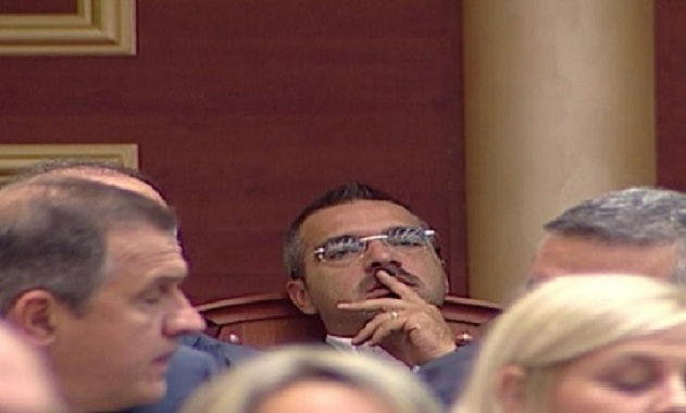 Saimir Tahirit i hiqet një tjetër kompetencë nga Kuvendi