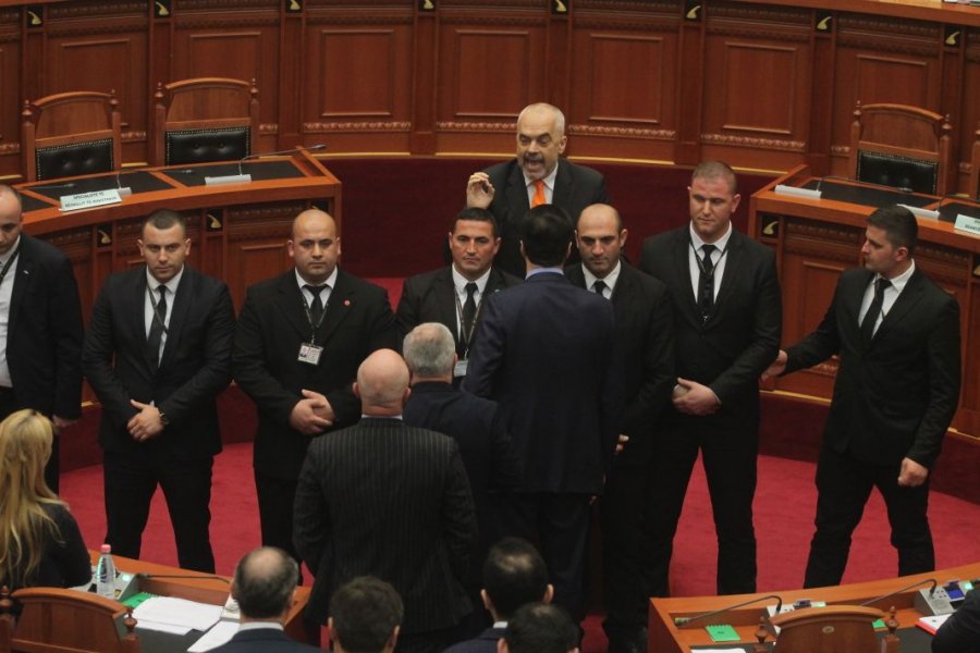“Zogjtë e Korbit” tension mes Ramës dhe opozitës në Kuvend