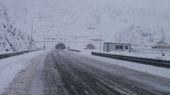 Përplasen 9 automjete pranë tunelit Tiranë-Elbasan, devijohet lëvizja drejt Durrësit