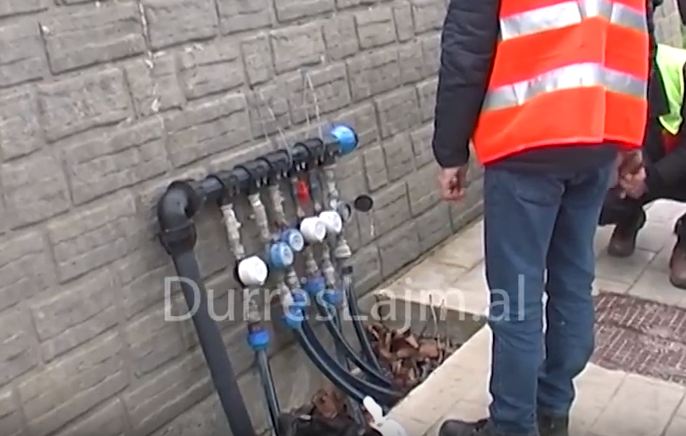 Lidhjet e paligjshme të ujit, procedohen 6 biznese në Durrës (VIDEO)