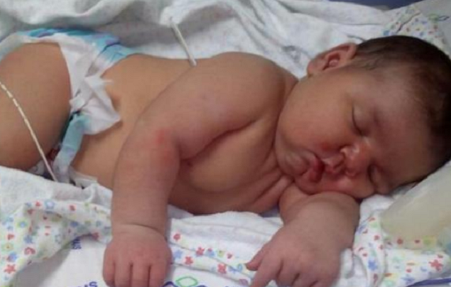 Foshnja e porsalindur që peshon 6 kg