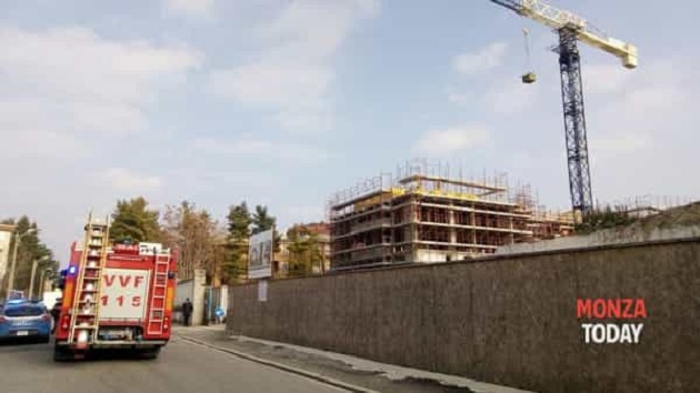 Shqiptarja në Itali hip në vinç e kërcënon se do të hidhet