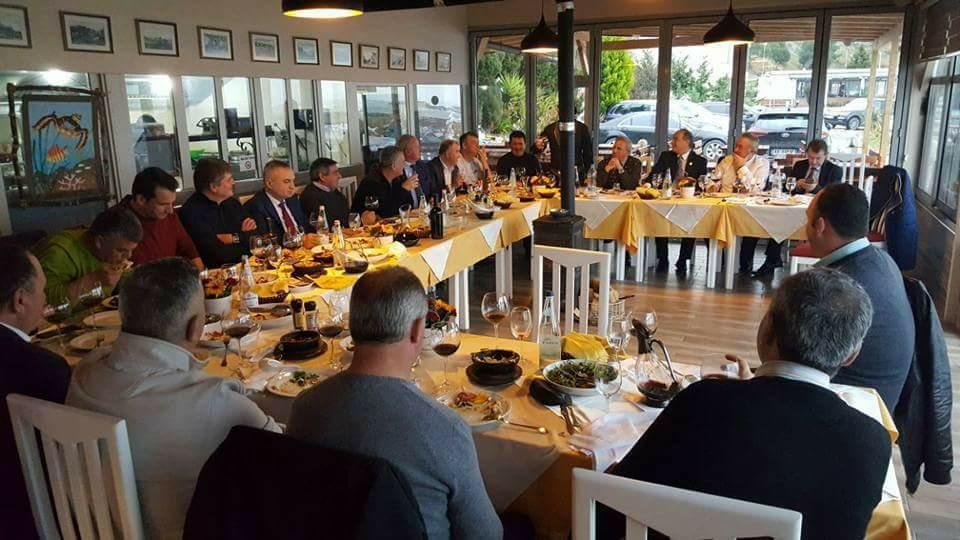 Bashkim Hoxha kalon ditëlindjen mes politikanëve të njohur (FOTO)