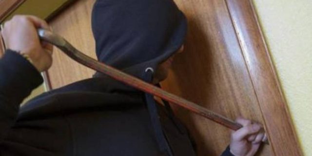 Hajdutët zbarkojnë në një lagje të Durrësit, vjedhin me thyerje