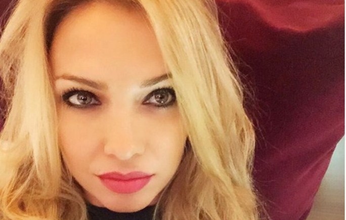 Xhemi Shehu ‘kapet mat’ nga gazetarja në aeroport pa pikë grimi (FOTO)