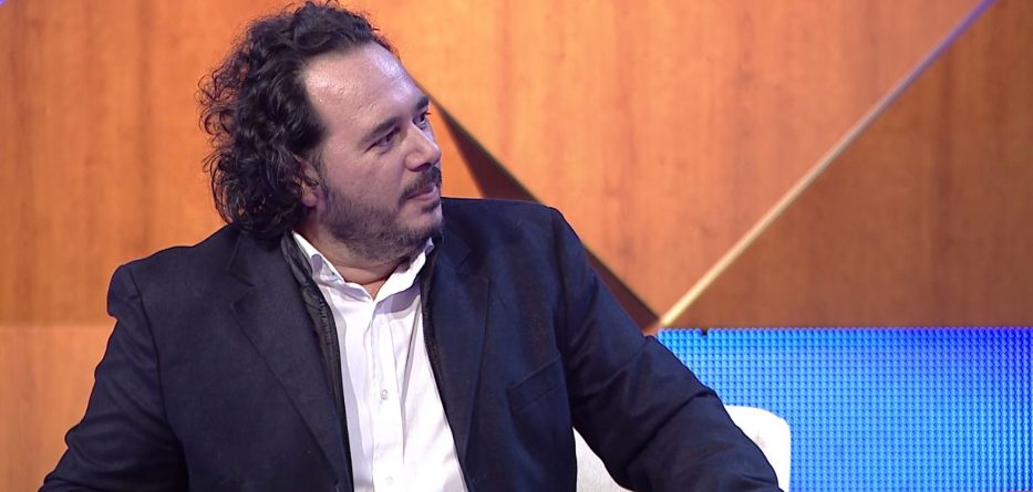 Artisti durrsak i ftuar në festën e miliarderit rus