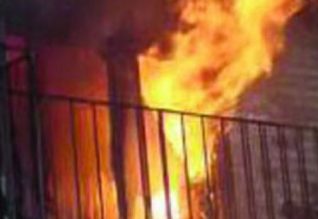 Flakët përfshijnë shtëpinë, humb jetën i moshuari