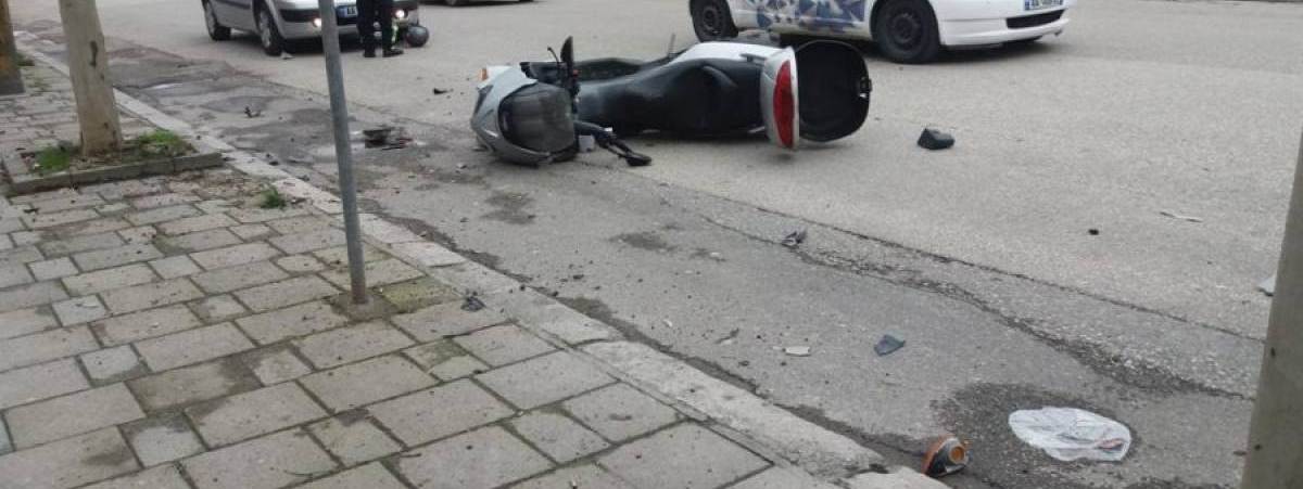 Përplaset makina me motorin në Shkozet, drejtuesi pa targa dhe patentë