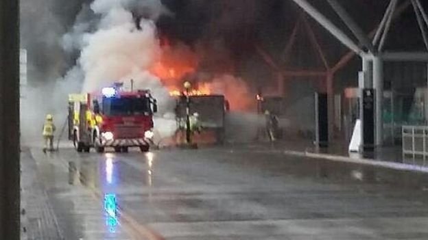 Digjet autobusi pranë terminalit, kaos në aeroport (FOTO)