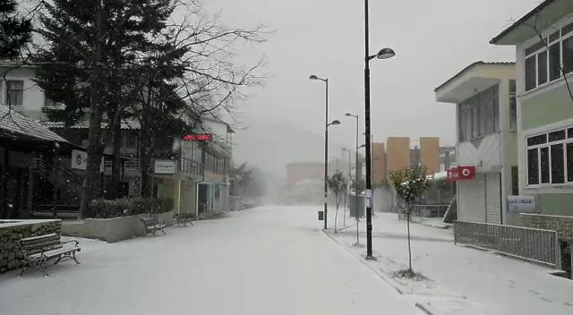 Acari mbërrin në Veri të Shqipërisë, dëbora mbulon disa zona