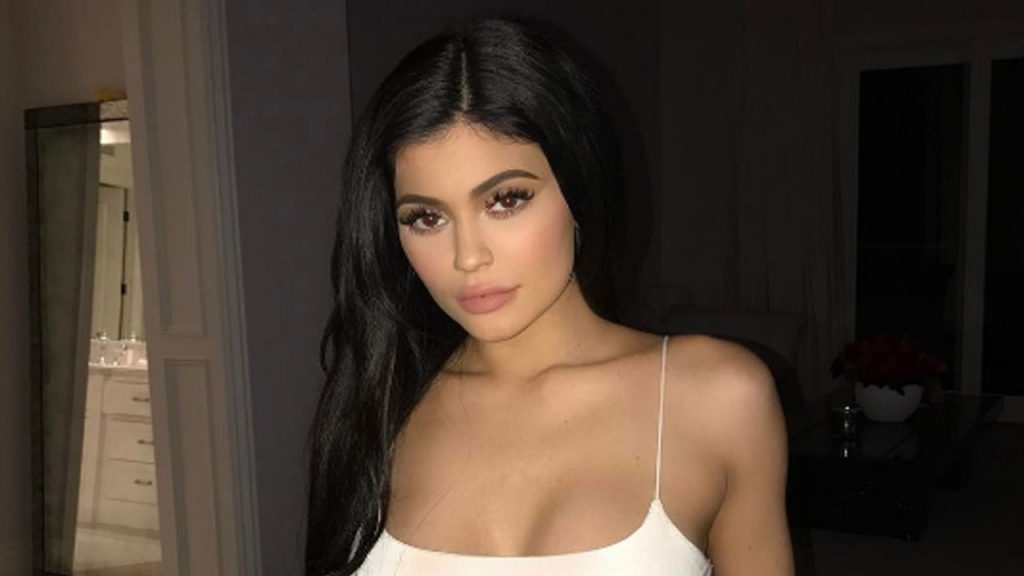 VIDEO/  Si duket Kylie Jenner 2 muaj pas lindjes