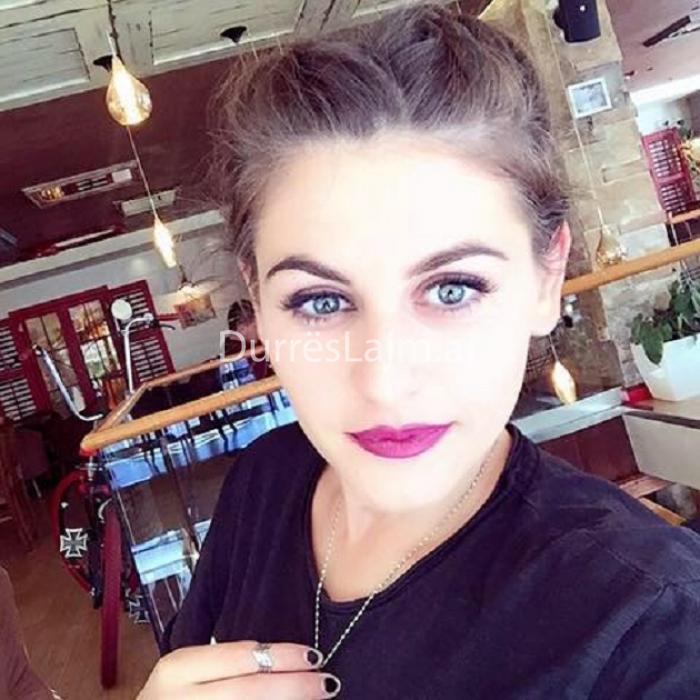 Me kufje në vesh përgjatë rrugës së shinave, cila është 23-vjeçarja që u përplas nga treni në Durrës (FOTO)