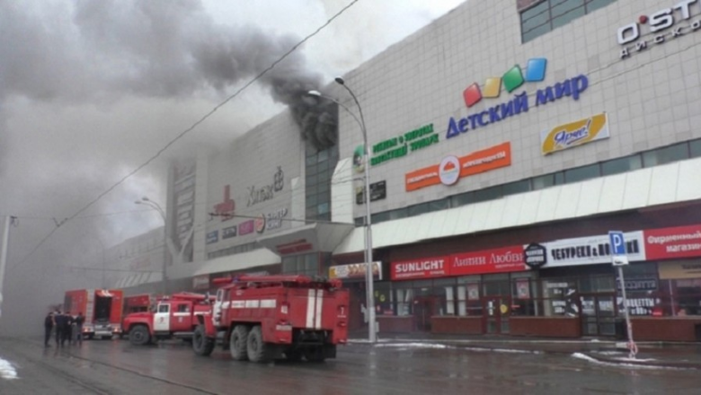 Zjarri në qendrën tregtare shkakton 48 viktima, njerëzit hidhen nga dritaret (VIDEO)