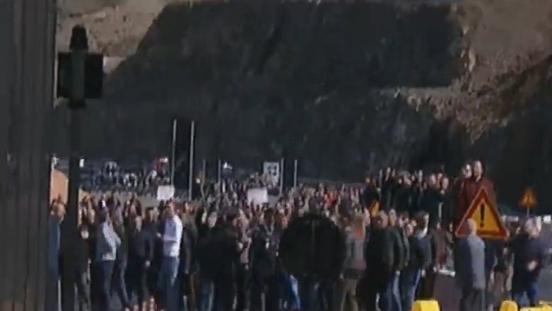 “Na provokuan”, protestuesit te Rruga e Kombit qëllojnë me gurë policinë