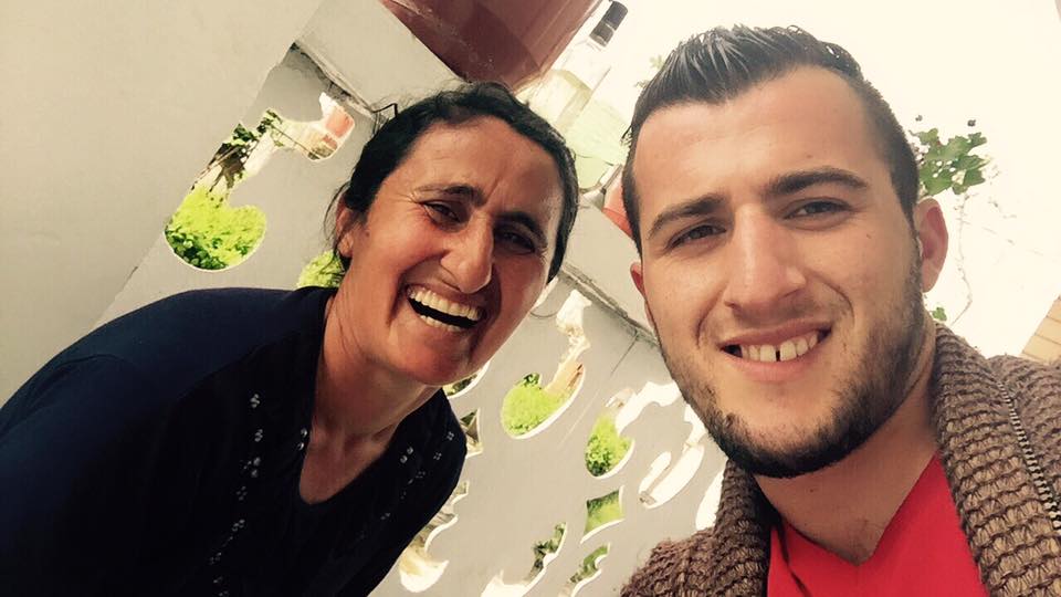 Nusja i helmoi nënën, djali i viktimës rrëqeth në rrjetet sociale: E vërteta rrugën e ka të gjatë, por vjen mama!