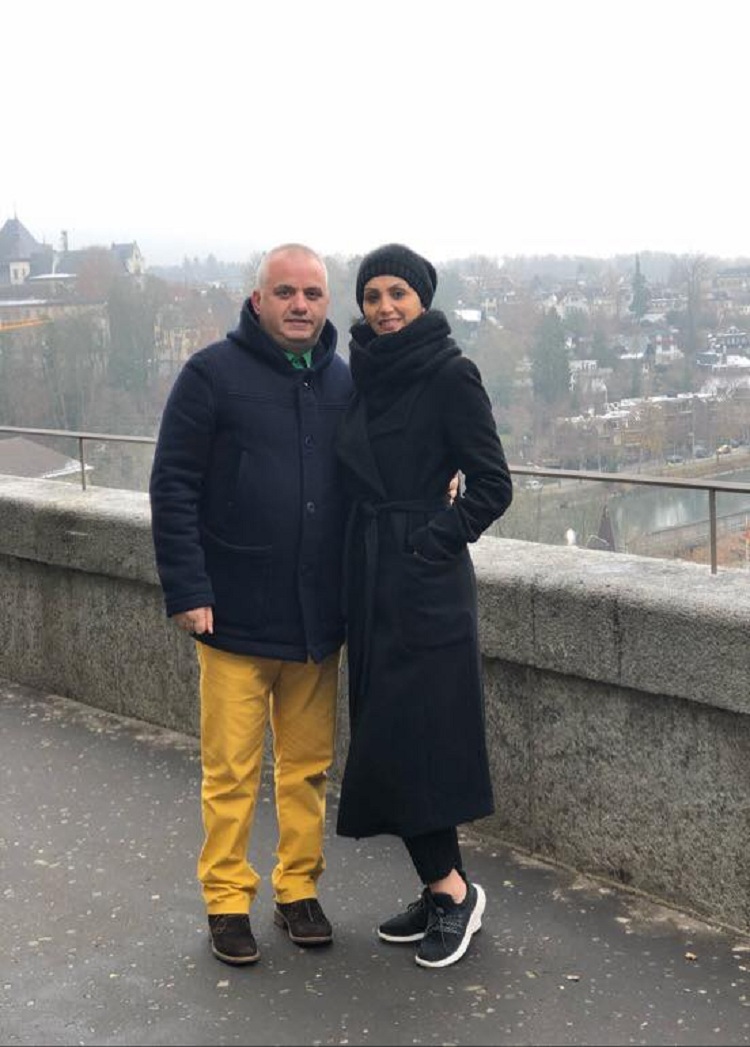 Gruaja e Artan Hoxhës ofendon gazetaren Eni Vasili: Ishte fiks në rolin e saj, t’fyçkës