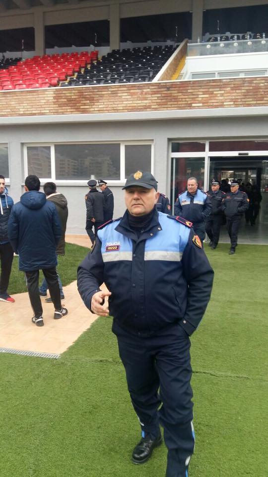 Berisha deklaroi arrestimin e tij në Itali, Artan Hoxha publikon foton e policit në stadium