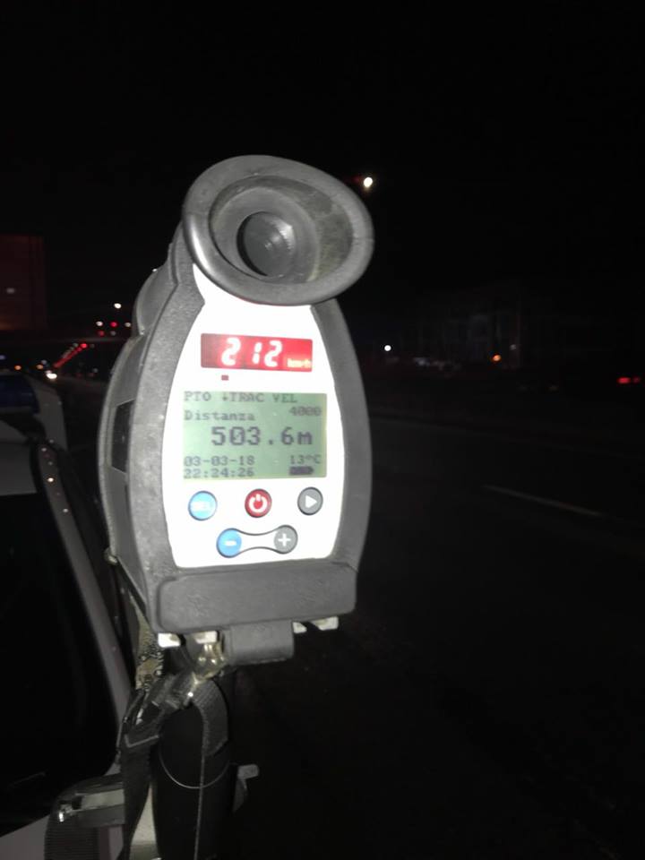 “Benz”-i me 212 km/h në autostradën Tiranë-Durrës, policia: Kjo është vetëvrasje