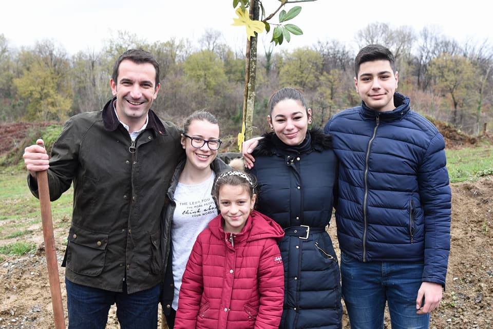 “Një manjolë për nënën”, fëmijët e gjyqtares Hafizi mbjellin pemë me Veliajn