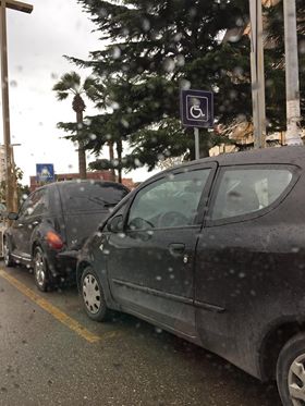 Vendparkimet për invalidët, ja si abuzohet me to në Durrës (FOTO)