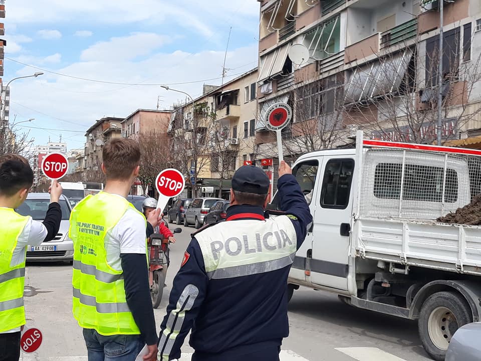 Gjimnazistët e “Gjergj Kastriotit” policë trafiku, çfarë ndodhi sot në Durrës! (FOTO)